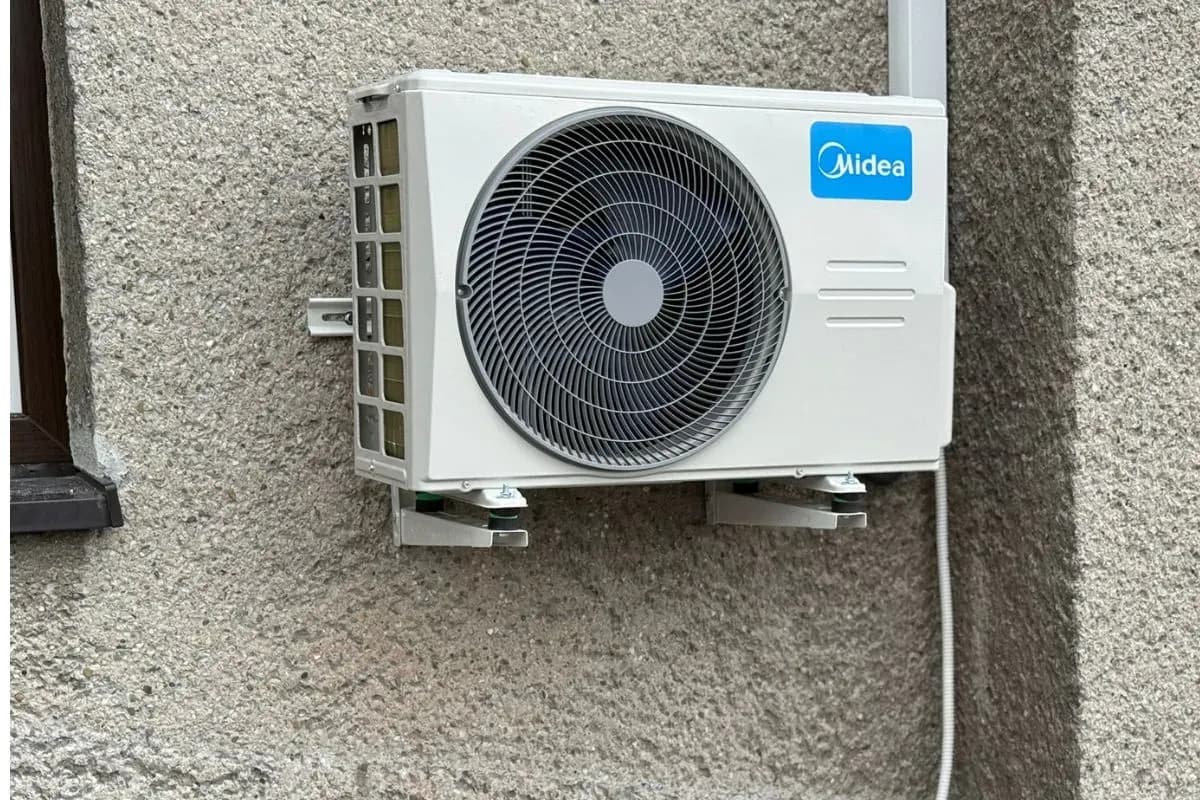 Realizace výměny staré klimatizace za moderní klimatizaci midea Breezeless E - foto 2