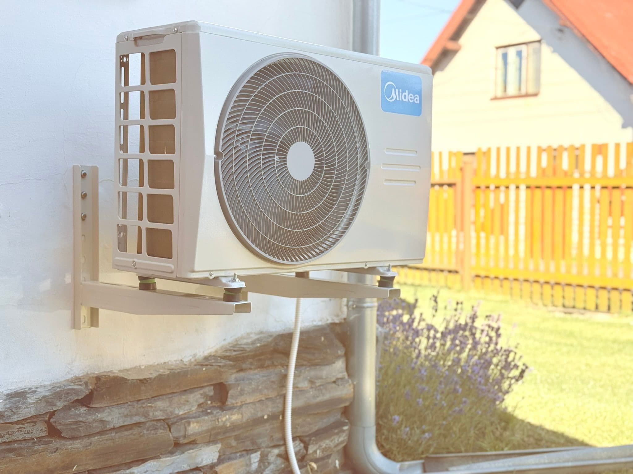 Vytápění chaty pomocí klimatizace Midea Oasis Plus – montáž Vítkov